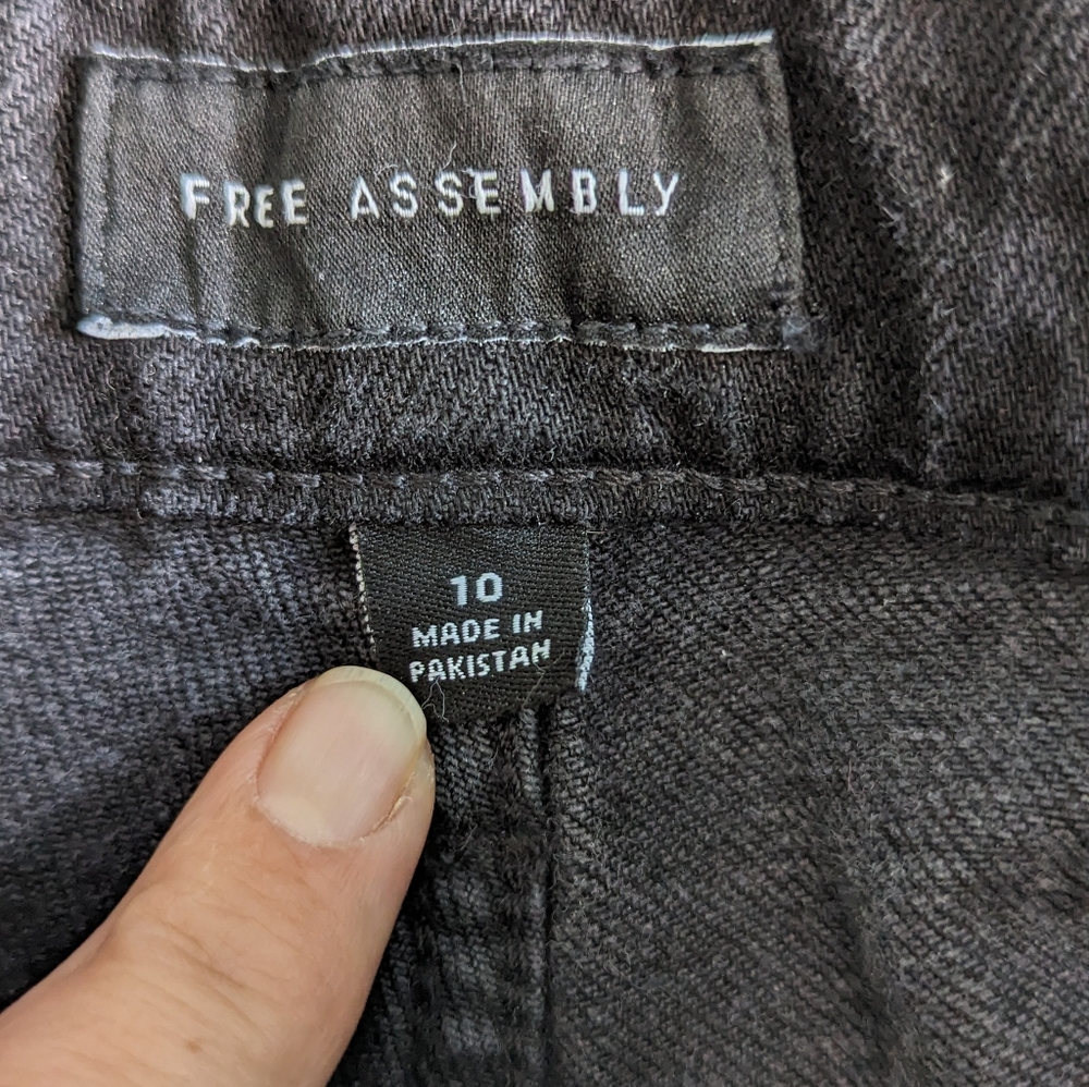 Free Assembly, 90's straight leg jean, distressed, size 10 - Picture 12 of 13